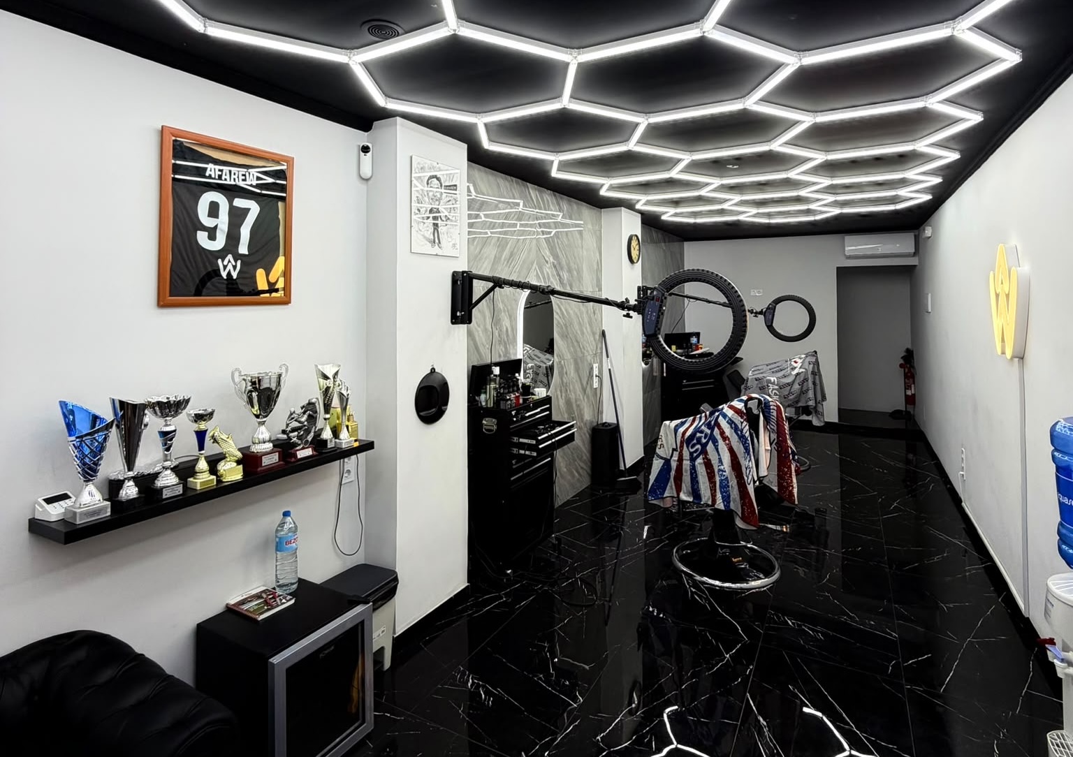 Interior de Afarew Barbershop Tarragona
