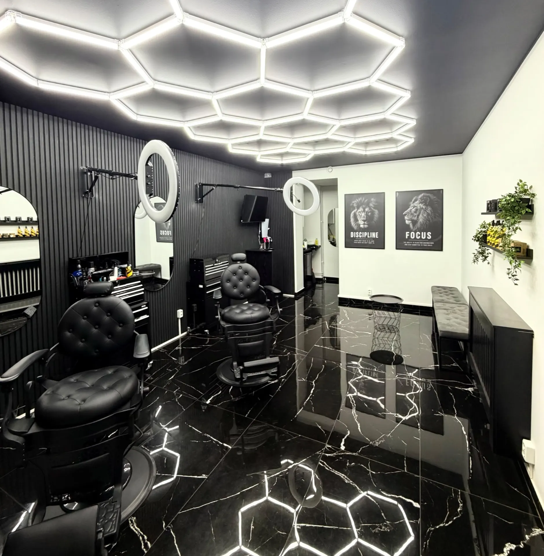 Barberarstolarna inne i salongen i Nyköping